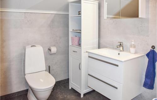 ein weißes Bad mit einem WC und einem Waschbecken in der Unterkunft 2 Bedroom Gorgeous Apartment In rjng in Årjäng