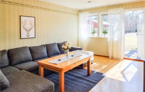 Posezení v ubytování 1 Bedroom Cozy Apartment In Finnerödja