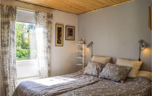um quarto com uma cama e uma janela em Awesome Home In Gnesta With Kitchen em Gnesta