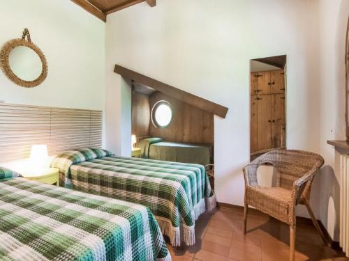 ファーノにあるHoliday home in Fano with gardenのベッド2台と椅子があるホテルの部屋