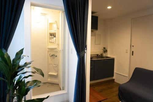 Higashi Shinagawa House - Vacation STAY 94569v في طوكيو: غرفة بحمام مع دش ومطبخ