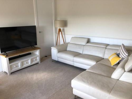 奧蘭治的住宿－Armara Views，带沙发和平面电视的客厅