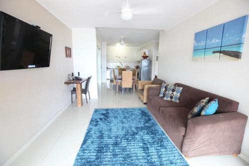 TV a/nebo společenská místnost v ubytování Vanuatu Beachfront Apartments