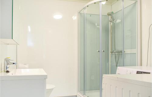 Ένα μπάνιο στο 2 Bedroom Stunning Apartment In Søgne