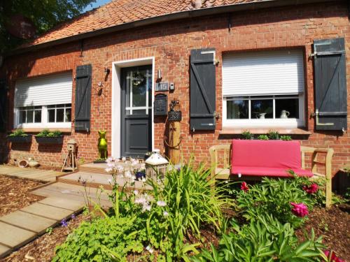 Taman di luar Huus an`t Dörpsdiek