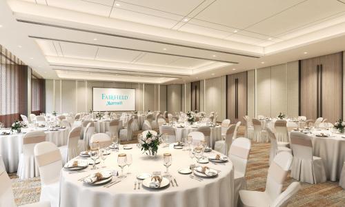 Un restaurante o sitio para comer en Fairfield by Marriott Vadodara