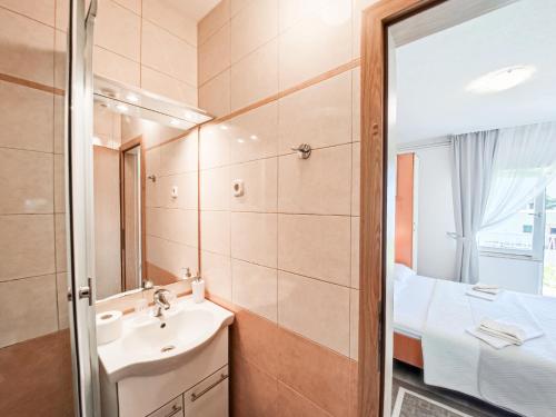 W łazience znajduje się umywalka i lustro. w obiekcie B&B villa IVONA w Baskiej Vodzie