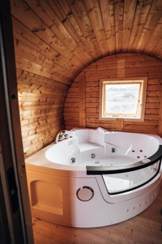 eine Badewanne in einem Holzzimmer mit Fenster in der Unterkunft Tenuta Morganti in Torano Nuovo