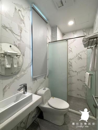 a bathroom with a toilet and a sink and a shower at 趣日民宿-Cheatday Villa 親子 麻將 烤肉 廚房 獨棟 in Ji'an