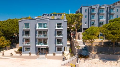z góry widok na budynek z drzewami w obiekcie AEGEAN Apartments - Çeşme w mieście Çeşme