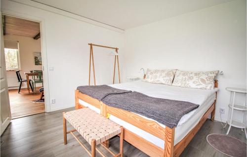 Postel nebo postele na pokoji v ubytování 1 Bedroom Awesome Apartment In Beddingestrand