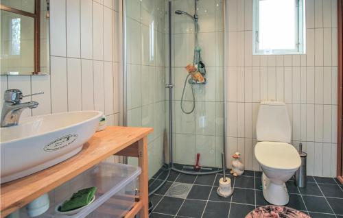 Koupelna v ubytování 1 Bedroom Awesome Apartment In Beddingestrand