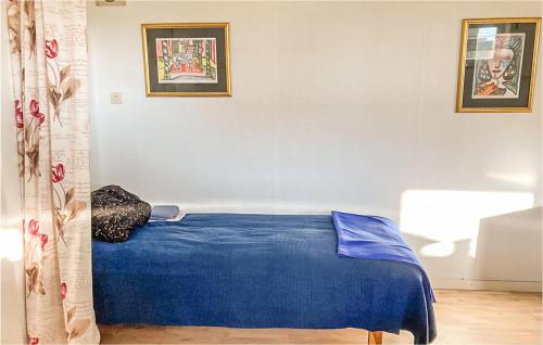 uma cama num quarto com um cobertor azul em Lovely Apartment In Ystad With Ethernet Internet em Ystad