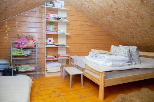 Tempat tidur dalam kamar di Kuuseoksa Holiday Home