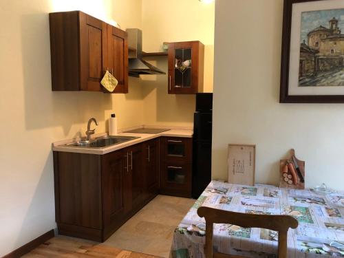 una pequeña cocina con fregadero y mesa en Borgo Villa, en Acceglio