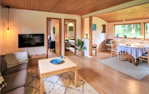TV a/nebo společenská místnost v ubytování 4 Bedroom Beautiful Home In Perstorp