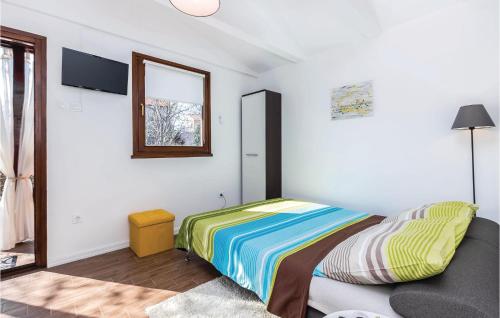 a bedroom with a bed and a mirror and a window at Cozy Home In Smrika With House A Panoramic View in Šmrika