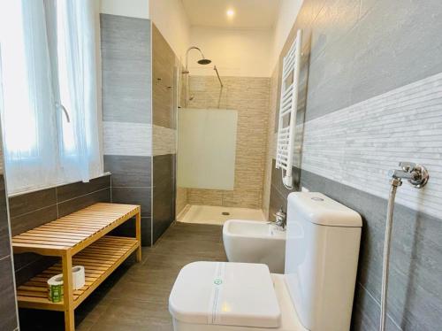 La salle de bains est pourvue de toilettes et d'un lavabo. dans l'établissement Appunti Di Viaggio Guesthouse, à La Spezia