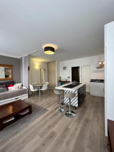 - un salon avec un canapé et une table dans l'établissement Le Central Victoria I - Central Point - 50m2, à Nancy