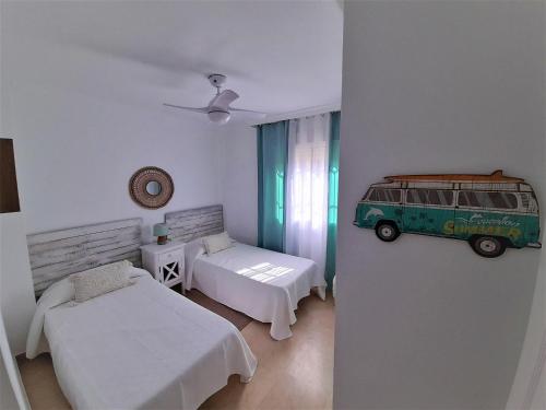 una habitación con 2 camas y una furgoneta en la pared en COSTA LAGO BEACH, en Torremolinos