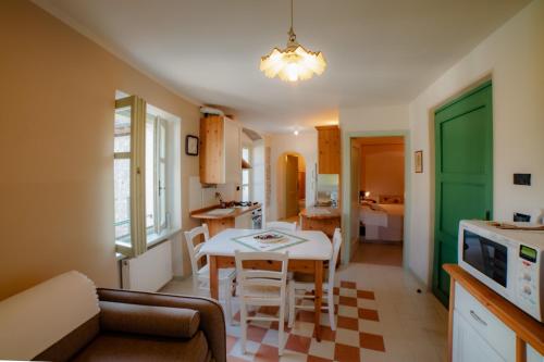 kuchnia i salon ze stołem i kanapą w obiekcie Agriturismo Maso Giomo w mieście Brentonico