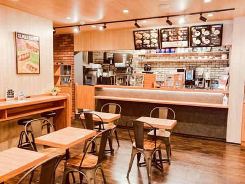 a restaurant with tables and chairs and a bar at HOTEL LiVEMAX BUDGET Korakuen in Tokyo