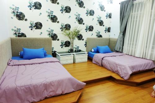 Tempat tidur dalam kamar di Villa Bougenvile Lembang Asri