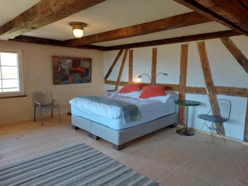Un pat sau paturi într-o cameră la Historisches Doppel - Riegelbauernhaus