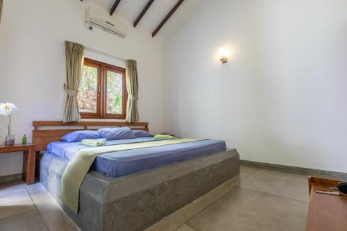 a bedroom with a large bed in a room at Villa Acres Green in Hikkaduwa
