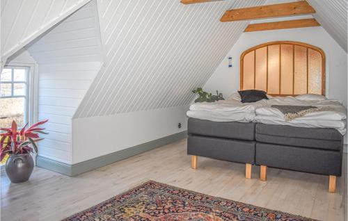 1 dormitorio con 1 cama en el ático en Stunning Home In Staffanstorp With Kitchen en Staffanstorp