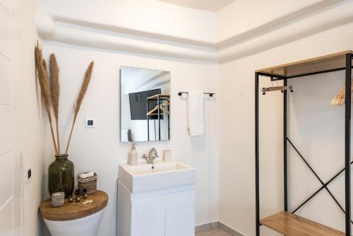 A bathroom at Stylish Maisonette in the heart of Mykonos