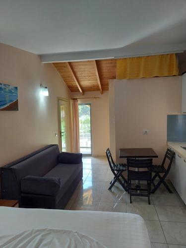 een woonkamer met een bank en een tafel bij Green Relax in Vlorë