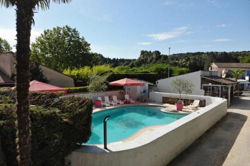 une piscine au milieu d'une cour dans l'établissement Camping maeva Escapades Le Casque Roi, à Salavas