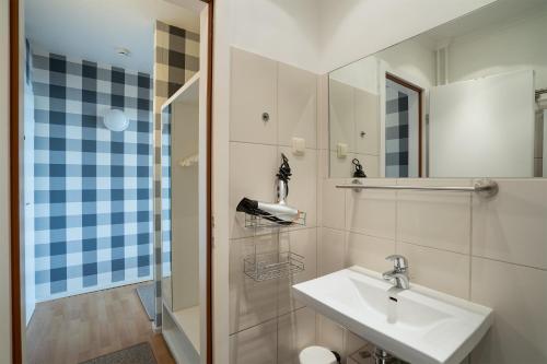 bagno con lavandino e doccia di Seetempel Wohnung 23 a Scharbeutz