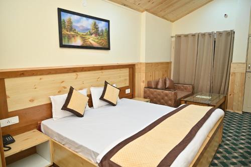 Katil atau katil-katil dalam bilik di Kasauli Nature Inn