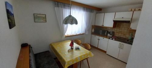 Una pequeña cocina con una mesa y una ventana. en Haus Jirka, en Nauders
