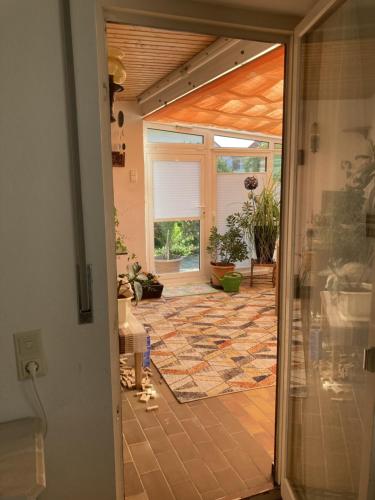 uma porta aberta para um quarto com piso em azulejo em Schöne 80qm Ferienwohnung in ruhiger Lage em Friedrichshafen