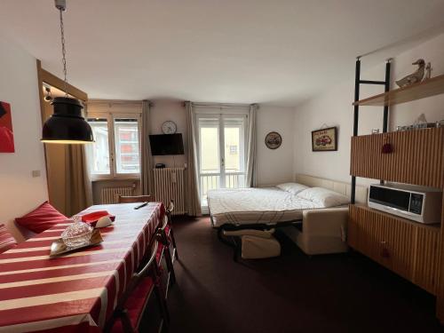 Ένα ή περισσότερα κρεβάτια σε δωμάτιο στο L'altra casa del Cervino