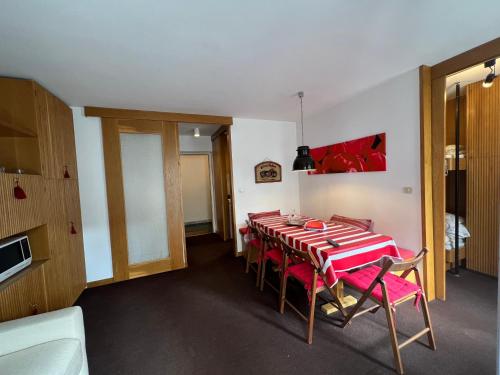 ブレウイル・チェルヴィナイアにあるL’altra casa sul Cervinoのダイニングルーム(テーブル、赤い椅子付)