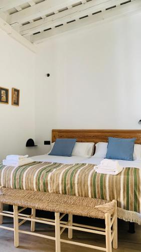 a large bed with a wooden headboard in a room at Casa Miguel - Apartamento 5 in Sanlúcar de Barrameda