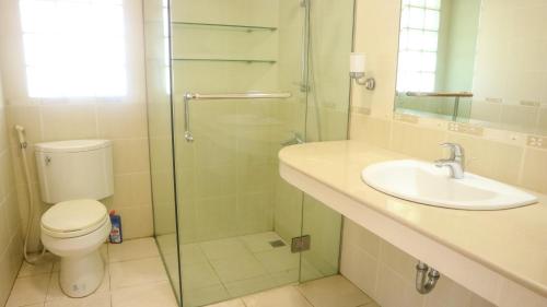 une salle de bain avec toilettes, lavabo et douche dans l'établissement Dago Asri House (3 Bedrooms, 6 Pax, 500m2), à Bandung