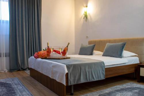 een hotelkamer met een bed en een dienblad met drankjes erop bij Le Premier in Constanţa