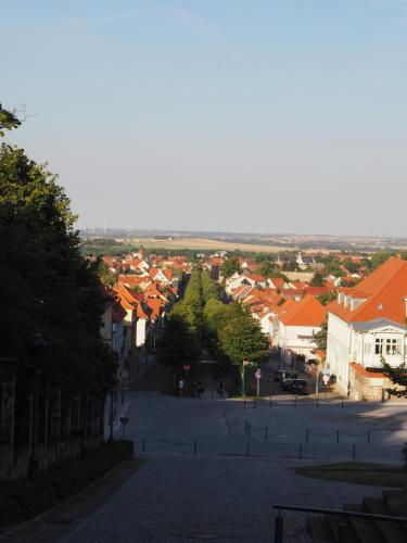 vistas a una ciudad con techos naranjas en Uta von Ballenstedt, en Ballenstedt