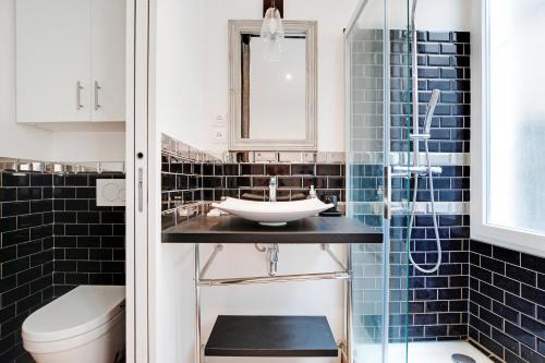 a bathroom with a sink and a toilet at CMG - Cosy Studio 4P Tiquetonne Chatelet in Paris