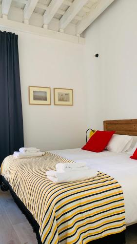 a bedroom with two beds with towels on them at Casa Miguel - Apartamento 6 in Sanlúcar de Barrameda