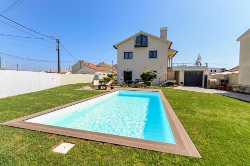 een zwembad in de tuin van een huis bij Viana Fishers House - Amazing Apartments in Front of the Sea in Viana do Castelo
