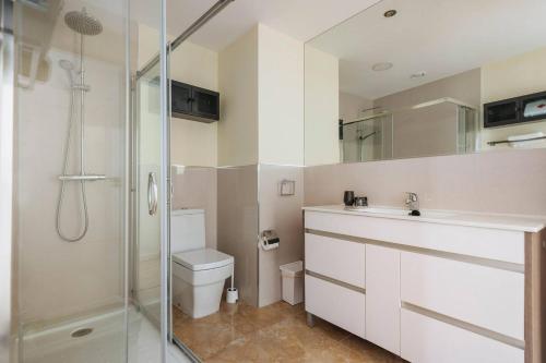 un bagno con doccia, WC e lavandino di Luz de Sevilla Free parking a Siviglia