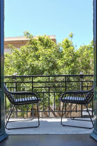 two benches sitting on top of a balcony at Bohémien Boutique Guesthouse in Cefalù