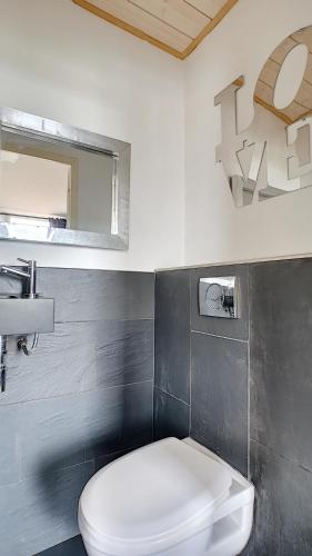 une salle de bain avec des toilettes blanches et un lavabo dans l'établissement Superbe appartement vue dégagée sur des jardins, à Cannes