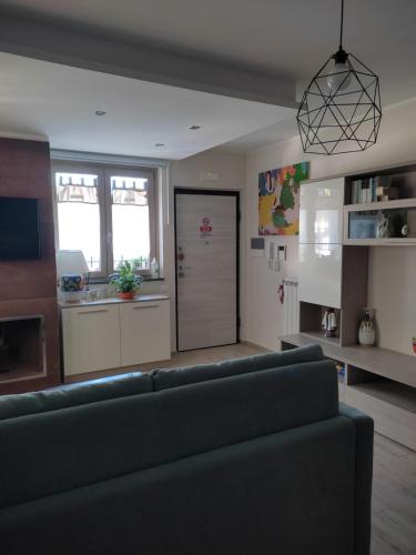 a living room with a couch and a kitchen at Vento e Amore in Baronissi